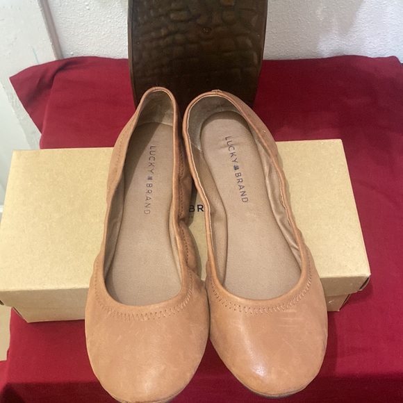 Tan flats - Picture 3 of 4